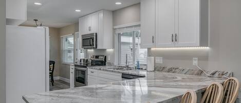 Réfrigérateur, micro-ondes, four, plaque de cuisson