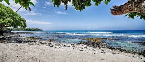 Na praia, espreguiçadeiras, toalhas de praia