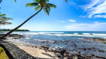 På stranden, solsenger og strandhåndklær