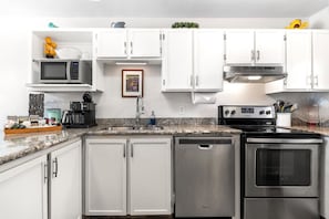 Kylskåp, mikrovågsugn, ugn och spishäll