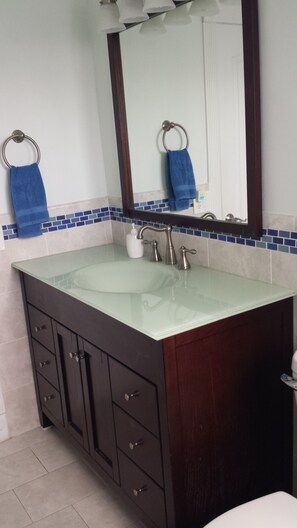 Dusche, Haartrockner, Handtücher, Toilettenpapier