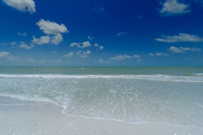 TROPICAL 2 BR/ 2 Ba, 77 Steps to BEACH Unit #304/ 20% DISCOUNT / Dogs welcome!