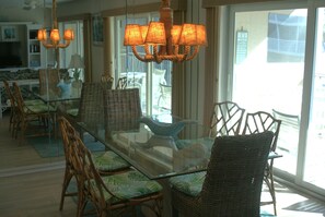 Dining - TROPICAL 2 BR/ 2 Ba, 77 Steps to BEACH Unit #304/ 20% DISCOUNT / Dogs welcome! (Sanibel Island)