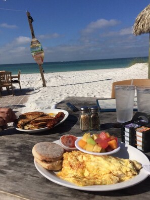 Outdoor dining - Charming newly remodeled 2 bed/2 bath Condo on Bradenton Beach (Bradenton Beach)