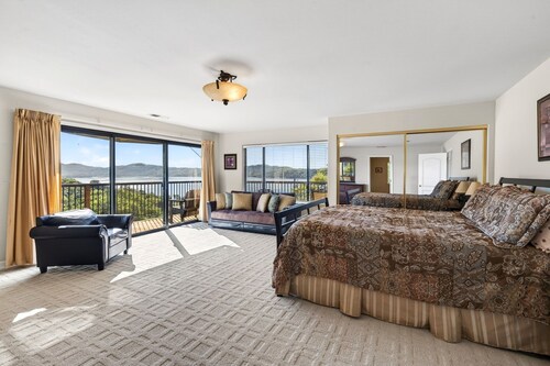 Million Dollar Lake Views! Fire Pit and Jetted Tub.