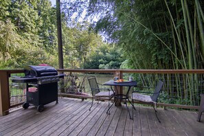 Outdoor dining - Beautiful Waterside Cabin (2), Great Location, View, 8 Min To Downtown, Biltmore (Asheville)