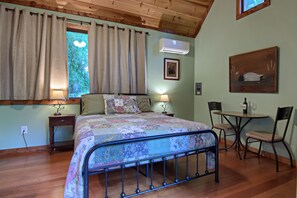 Iron/ironing board, WiFi, bed sheets - Beautiful Waterside Cabin (2), Great Location, View, 8 Min To Downtown, Biltmore (Asheville)