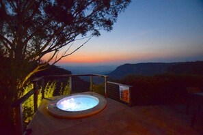 Outdoor spa tub - Amaroo Mountaintop Villa - Deluxe Eco Villa, 5 Bedroom, 3.5 Bathroom, Outdoor Jacuzzi, Views (Katoomba)
