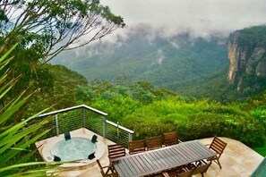 Outdoor dining - Amaroo Mountaintop Villa - Deluxe Eco Villa, 5 Bedroom, 3.5 Bathroom, Outdoor Jacuzzi, Views (Katoomba)