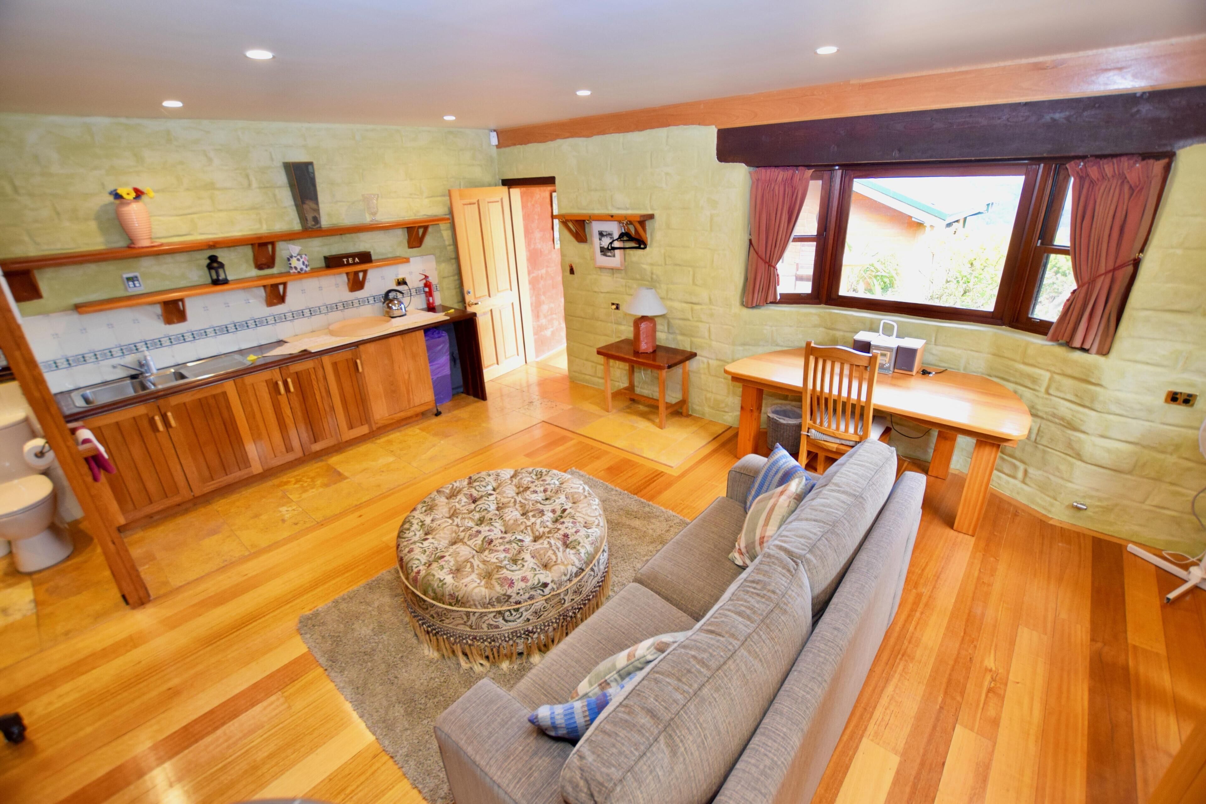 Télévision LCD, cheminée, lecteur de DVD, chaîne hi-fi