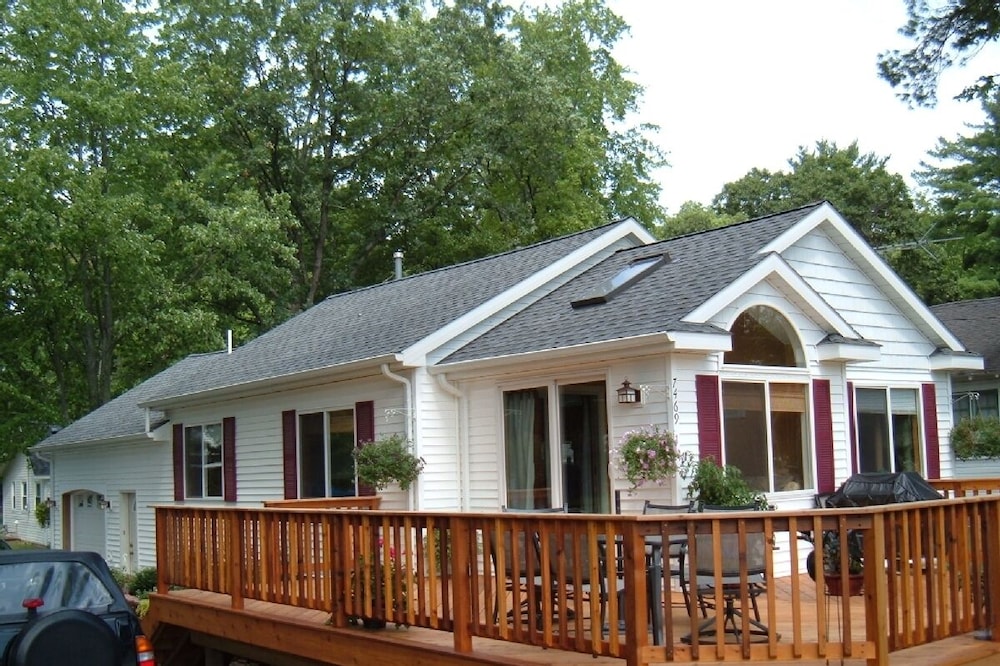 Charming 3 bedroom cottage between Croton & Hardy Dams with Dock available.
