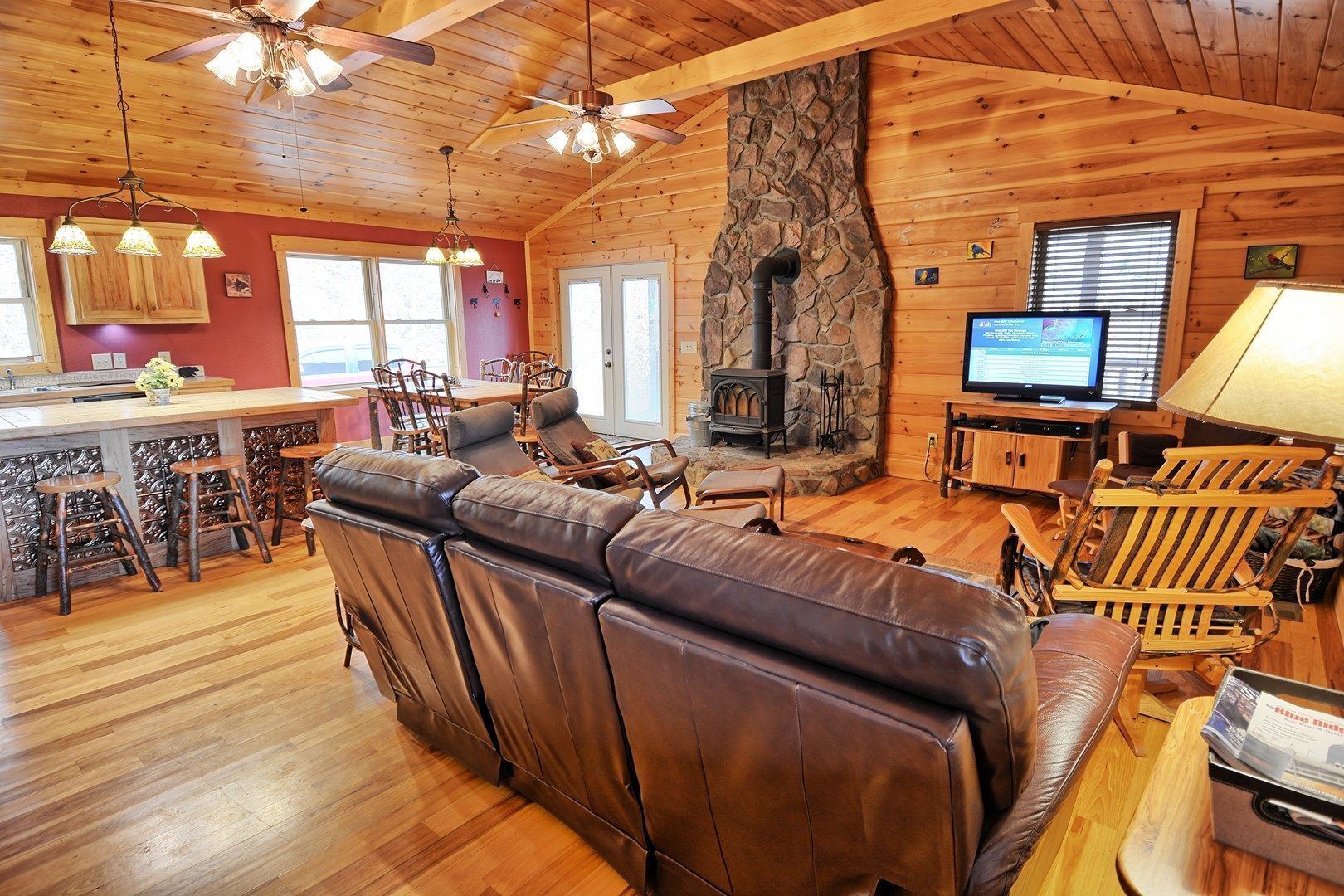 Incomunicado-Nice Cabin w/Hot Tub, Pool Table, Wi-Fi, Fire Pit, Pets OK with FEE