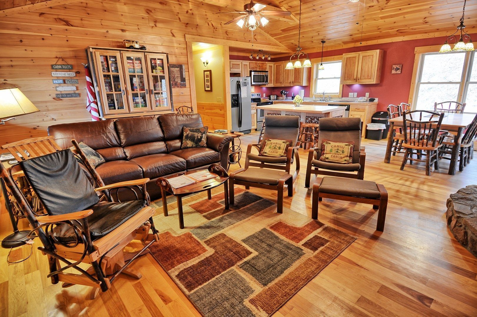 Incomunicado-Nice Cabin w/Hot Tub, Pool Table, Wi-Fi, Fire Pit, Pets OK with FEE