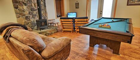 Televisión y chimenea