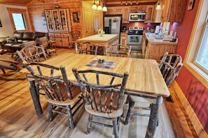 Dining - Experience comfort at Incommunicado in Warrensville, NC—a cozy 4-bedroom cabin for 10! (Warrensville)