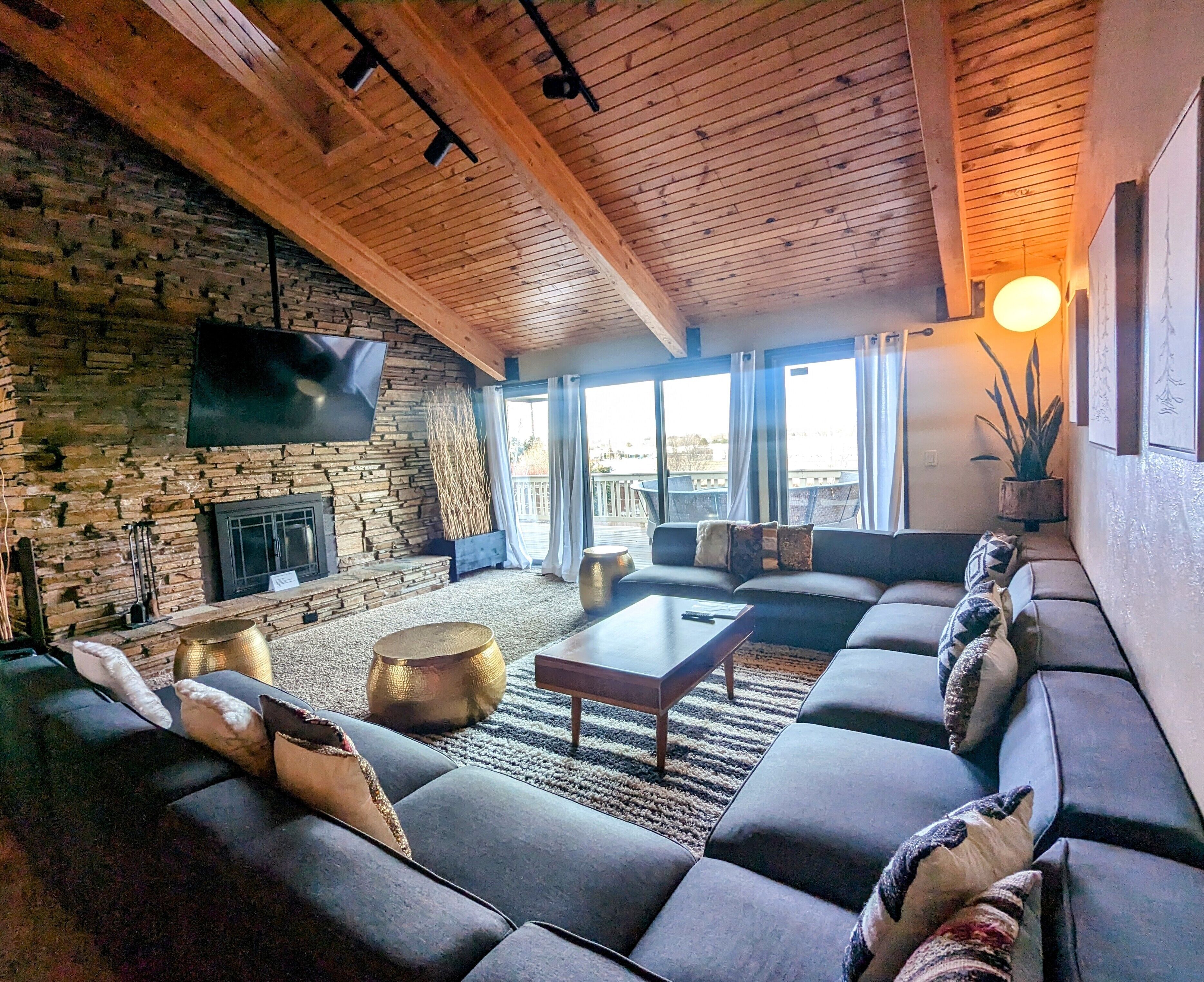 Private, Easy Access, Large Groups, 5300+ SF, Grill, Hot Tub, Views