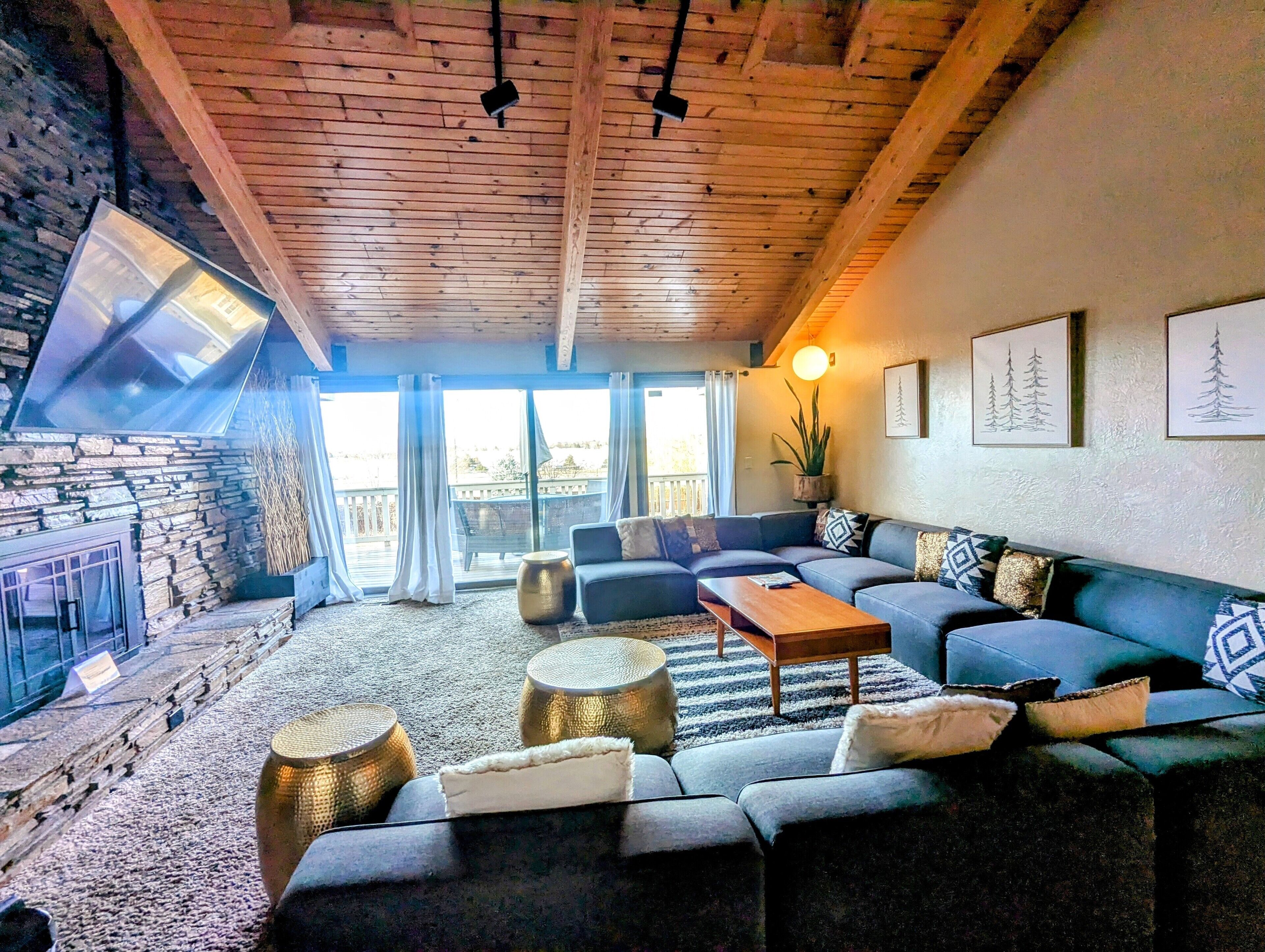 Private, Easy Access, Large Groups, 5300+ SF, Grill, Hot Tub, Views