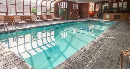 Pristine Loon Condo#2-In&Outdoor Pools,Gym, Loon Shuttle,Town Center-Sleeps 6