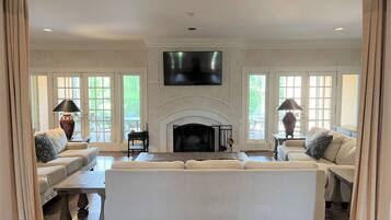 Smart TV, chimenea y tenis de mesa