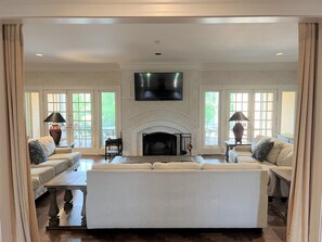 Smart-TV, Kamin, Tischtennisplatte