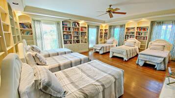 6 habitaciones, escritorio y tabla de planchar con plancha