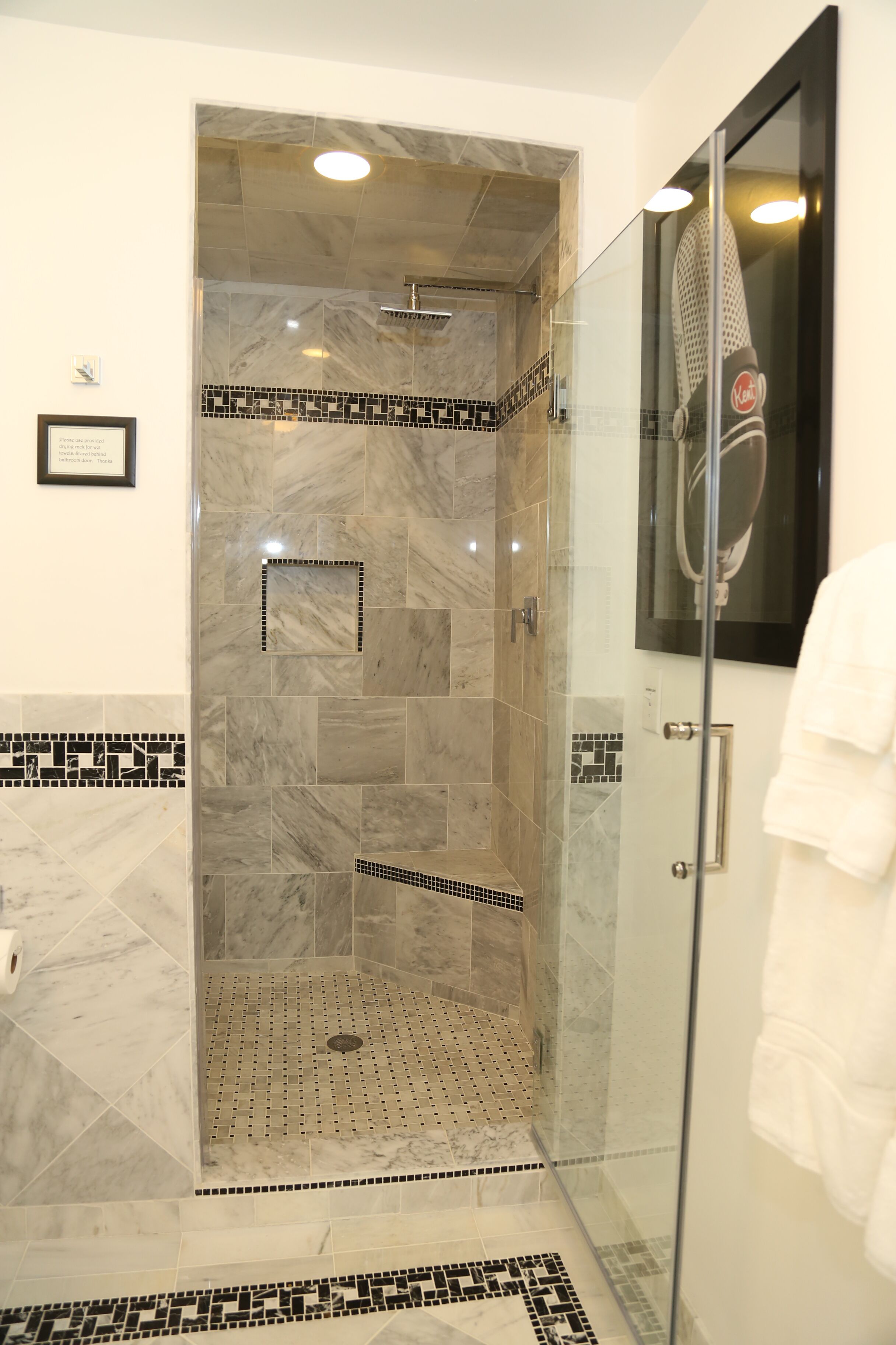Douche, sèche-cheveux, serviettes fournies, savon