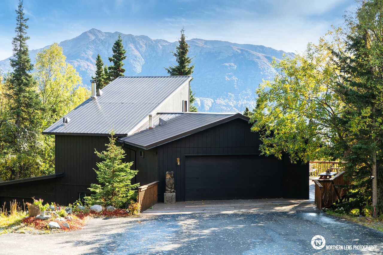 Great Mtn views, private setting, Eagle River 20 minutes North of Anchorage