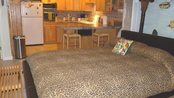 1 dormitorio, tabla de planchar con plancha, wifi y ropa de cama