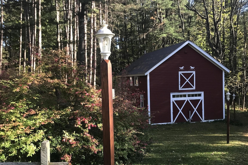 Beautiful Fly Creek Carriage House close to Coop!