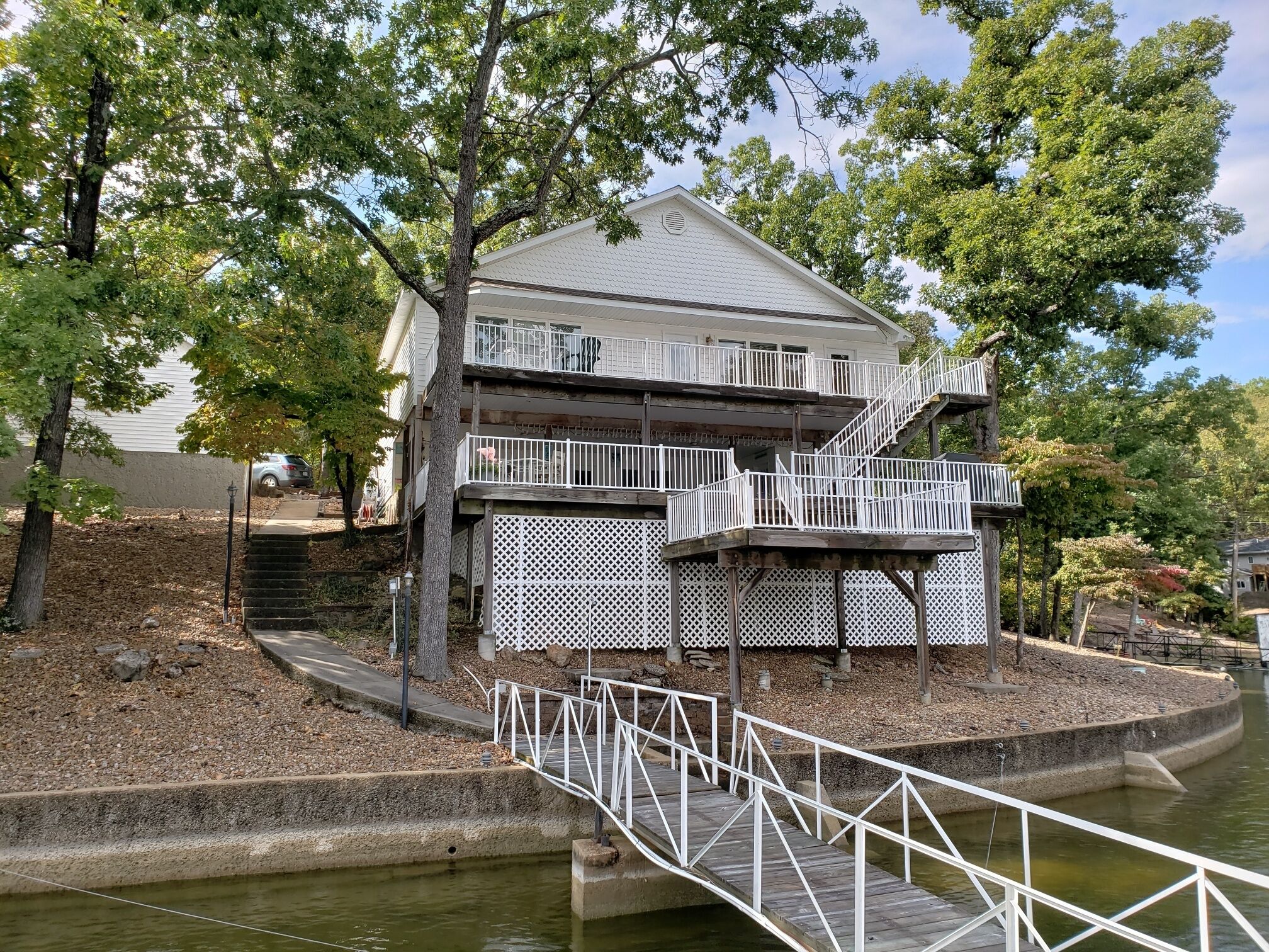 Beautiful home. Massive Decks with fantastic views