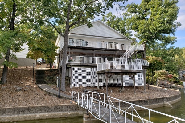 Beautiful home. Massive Decks with fantastic views