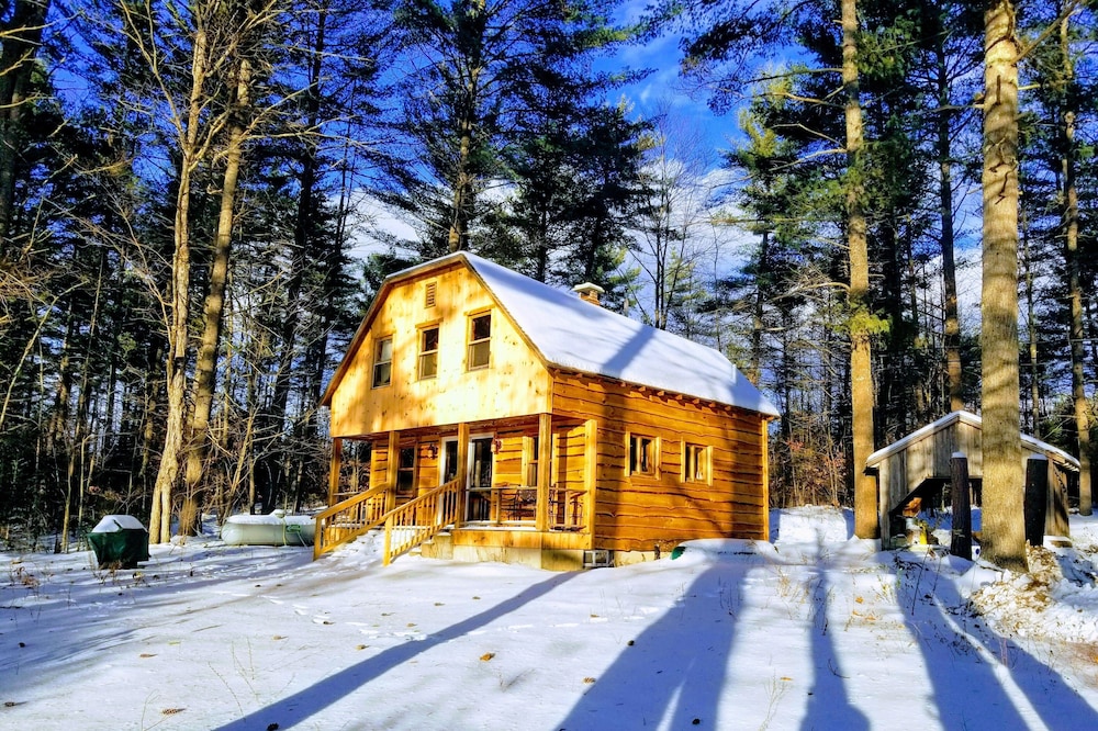 5 STAR Magical Waterfront Cabin on Papoose Pond! 25 Minutes to Sunday River.