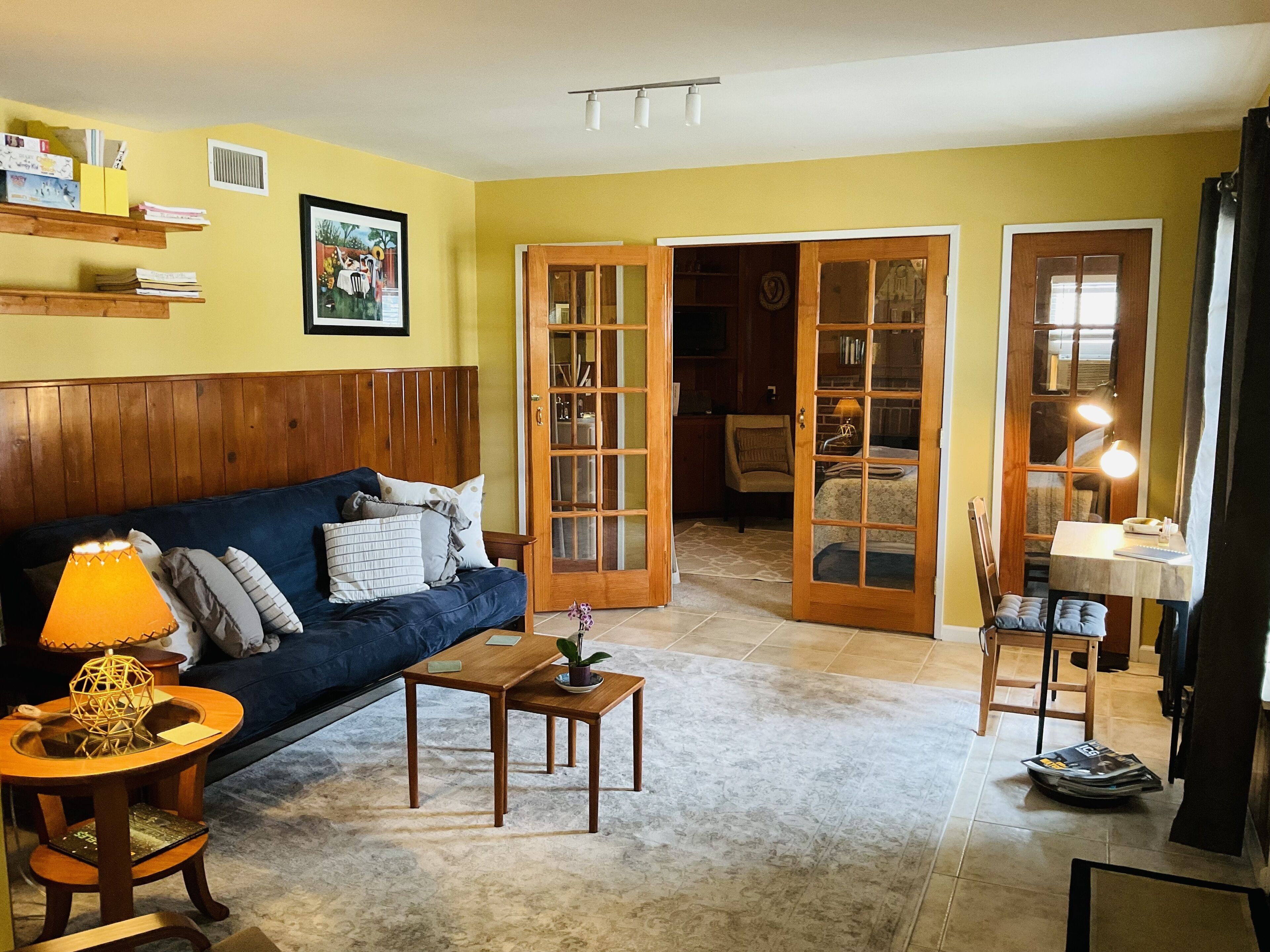 Cool, Airy, Clean Apt in LA, nr Hollywood, DTWN LA, mins to Pasadena Rose Bowl.