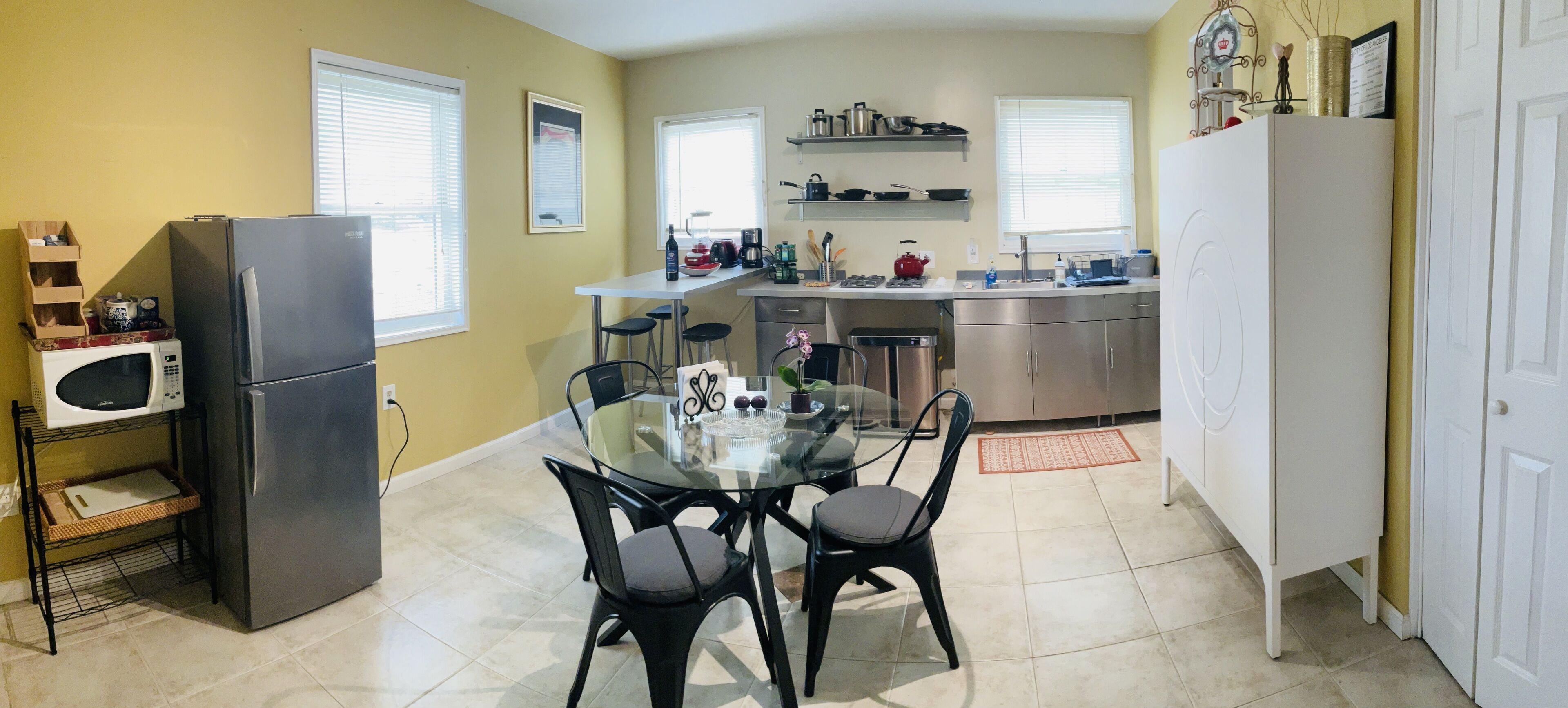 Cool, Airy, Clean Apt in LA, nr Hollywood, DTWN LA, mins to Pasadena Rose Bowl.