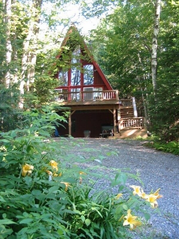 Spacious 5Bdrm AFrame. Walk to Lake Raponda. Wooded Setting. Ski