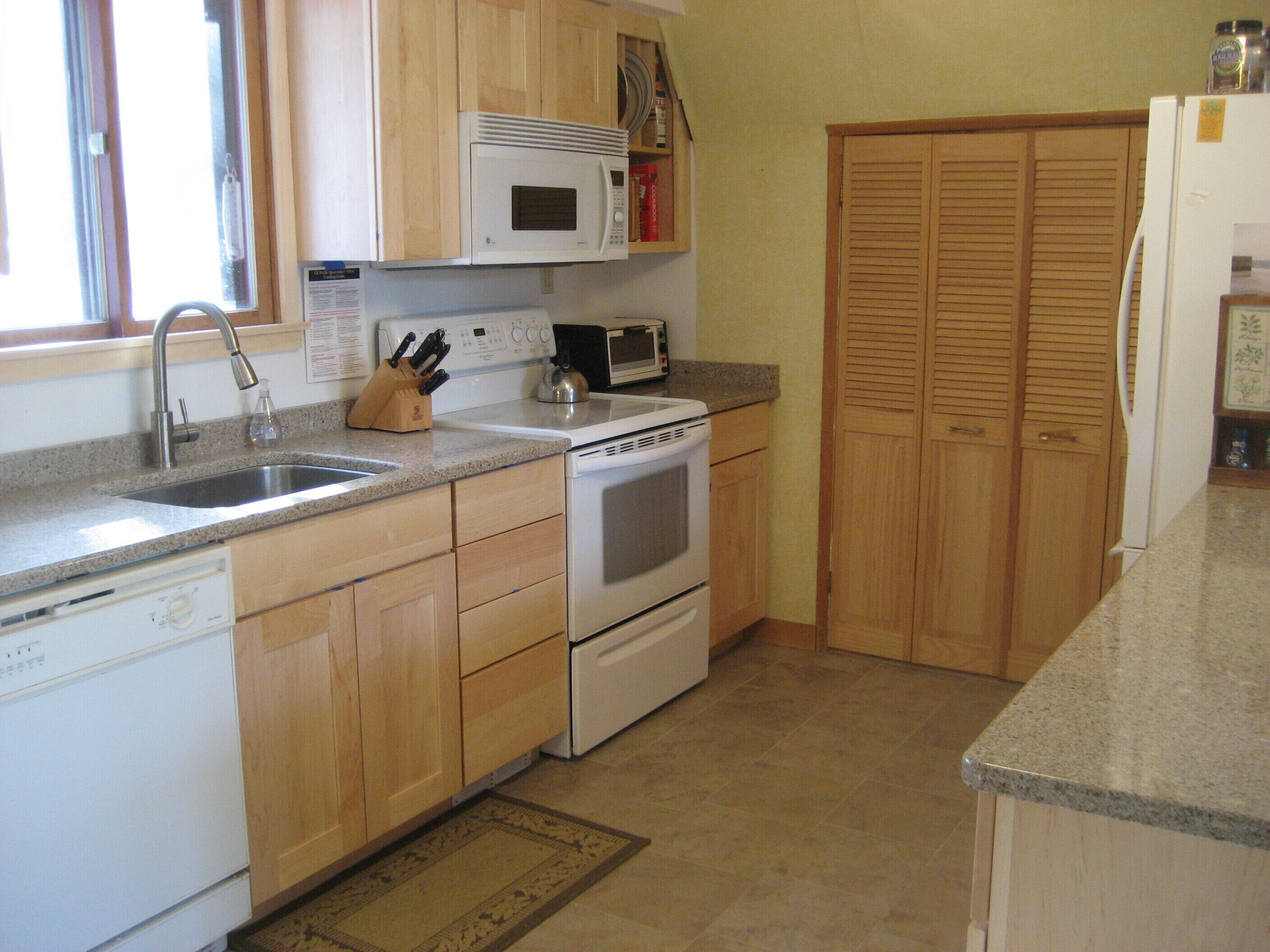 Spacious 5-Bdrm A-Frame. Walk to Lake Raponda. Wooded Setting. Ski Mount Snow!