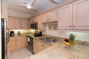 ثلاجة، ميكروويف، فرن، موقد طهي مسطح