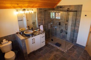 Badewanne, Seife, Toilettenpapier