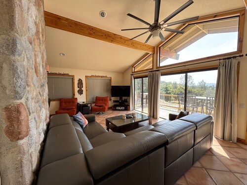 Getaway To This Relaxing, Comfortable Home With Internet! Pet Friendly