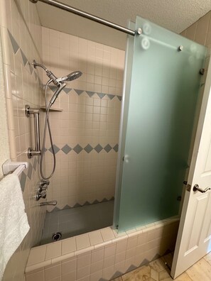 Combined shower/tub, towels, soap, shampoo