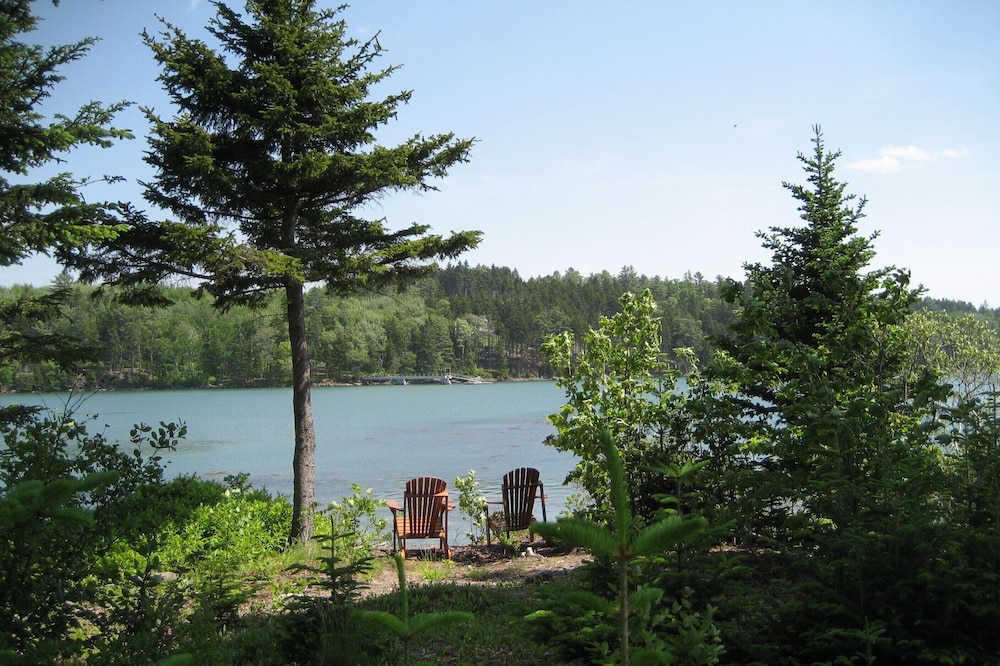 Peaceful, cozy one-bedroom waterfront carriage house steps from our private cove