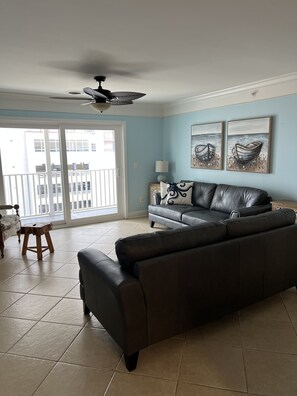 Smart TV, DVD player, stereo - Spacious LUXURY Villa with stocked kitchen,WiFi, Ask about 2025 special rates. (North Myrtle Beach)