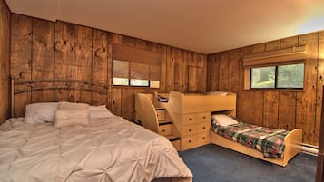 4 bedrooms, travel crib, WiFi, bed sheets