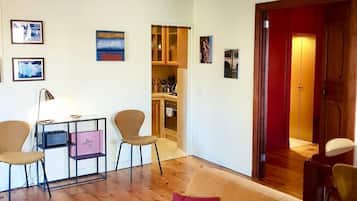 Smart TV, lettore DVD, libri, biblioteca musicale