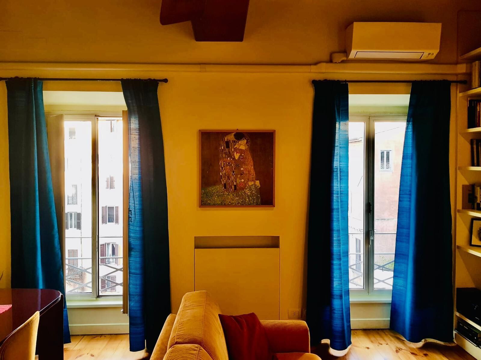 Smart TV, lettore DVD, libri, biblioteca musicale