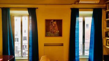 Smart-TV, DVD-Player, Bücher, Musikbibliothek