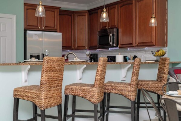 ثلاجة، ميكروويف، فرن، موقد طهي مسطح