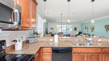 冷蔵庫、電子レンジ、オーブン、コンロ