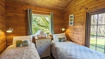 3 bedrooms, desk, iron/ironing board, travel crib