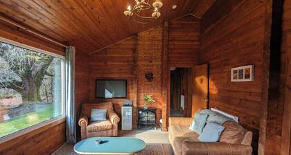 Stylish, Comfy & Cosy log cabin in National Park, dogs & families welcome!